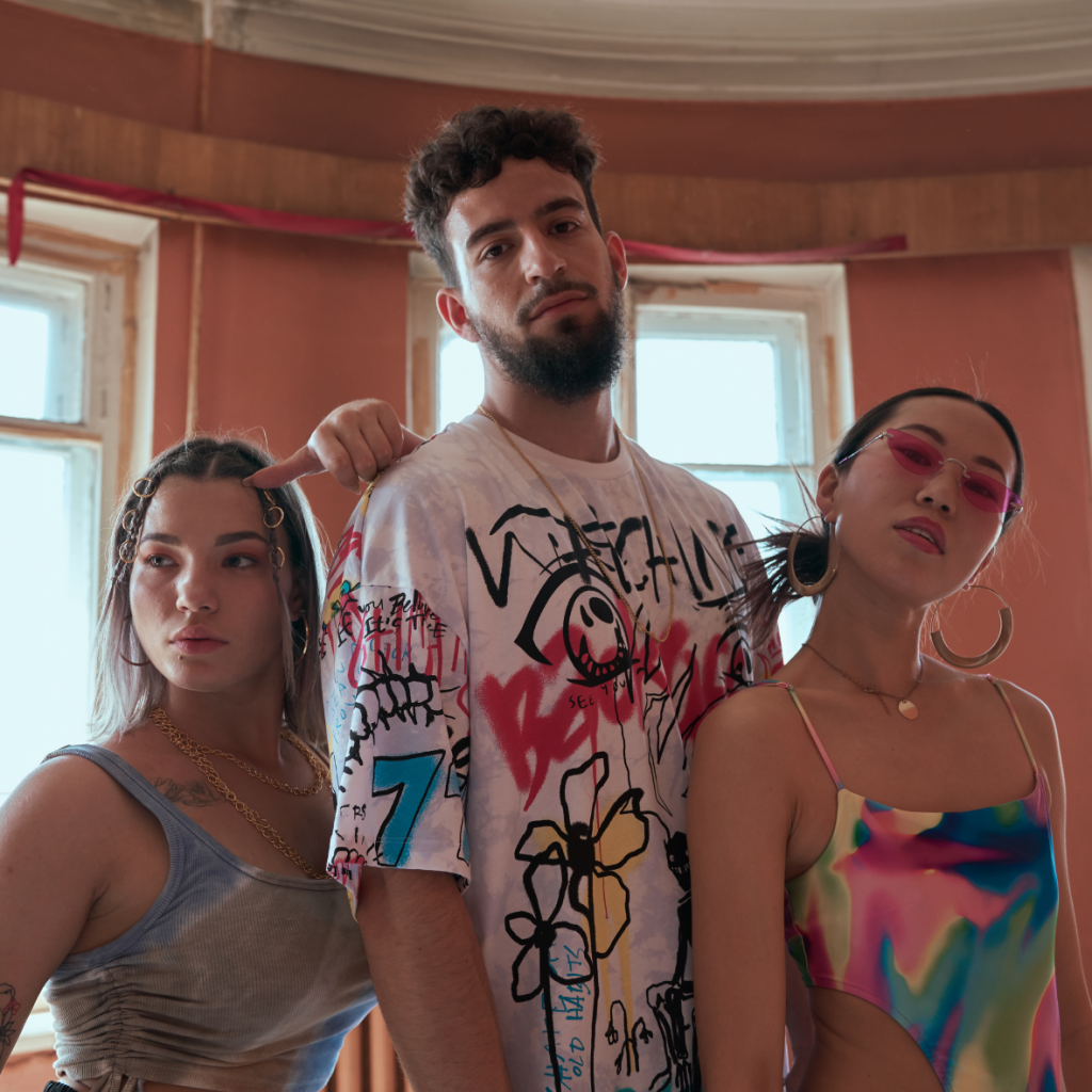 Ein Mann mit zwei Frauen, ein Symbolbild f&uuml;r einen Narzissten und seine E-Frauen