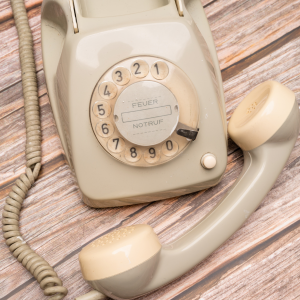 Ein altes Telefone, der Hörer liegt auf dem Tisch. Ein Symbolbild, dass Narzisst keinen Kontakt mehr will