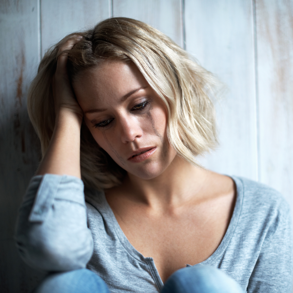 Eine weinende Frau, als Symbolbild für emotionale Erpressung durch Narzissten