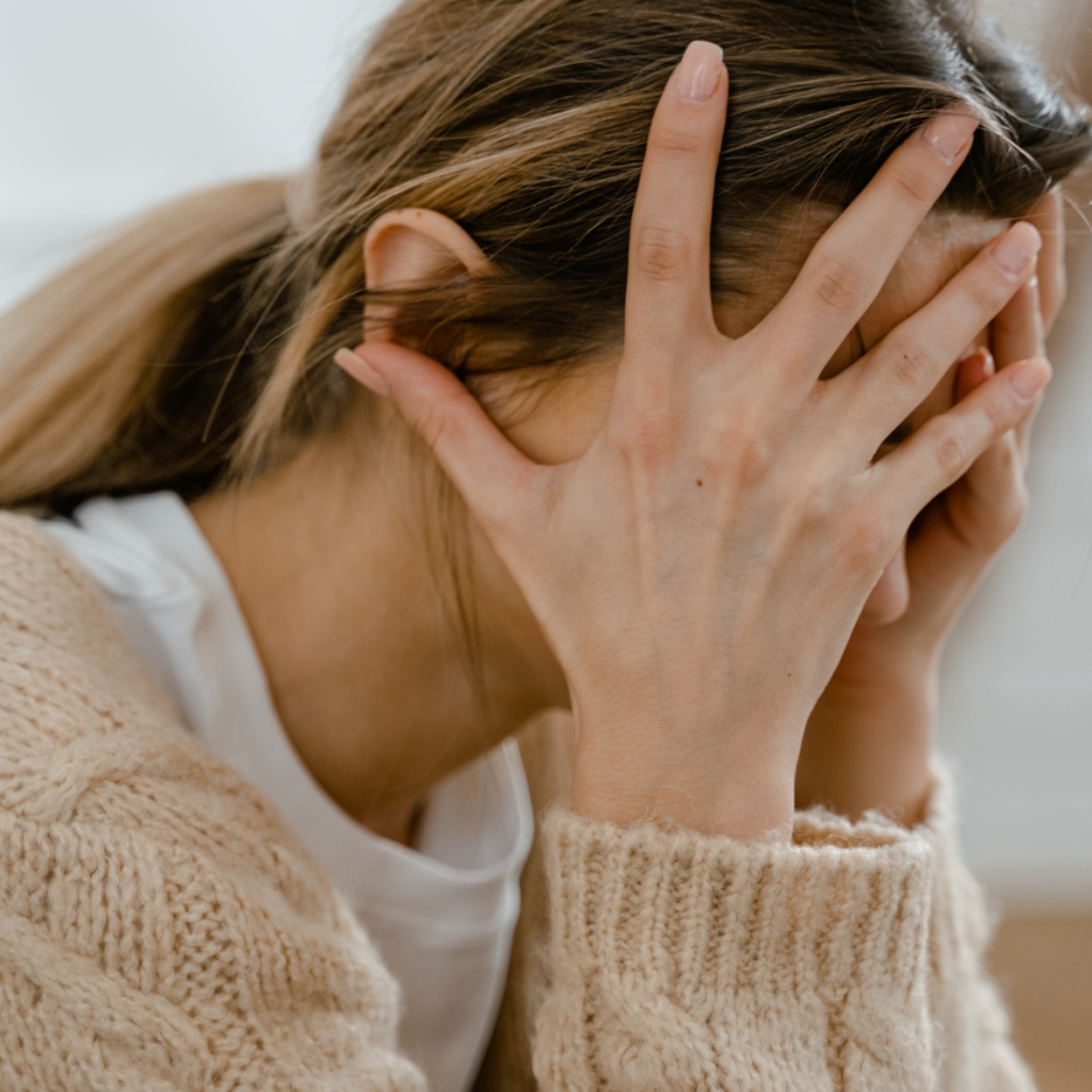 Eine Frau, die typische Symptome der Opfer von Narzissten aufweist: Angst, Selbstzweifel und Erschöpfung
