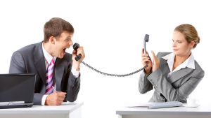Ein Mann den in den Telefonhörer schreit und eine Frau die erschrocken auf anderem Ende den Hörer mit der Hand zudeckt, ein Symbolbild für Kommunikationsverhalten von Narzissten nach der Trennung